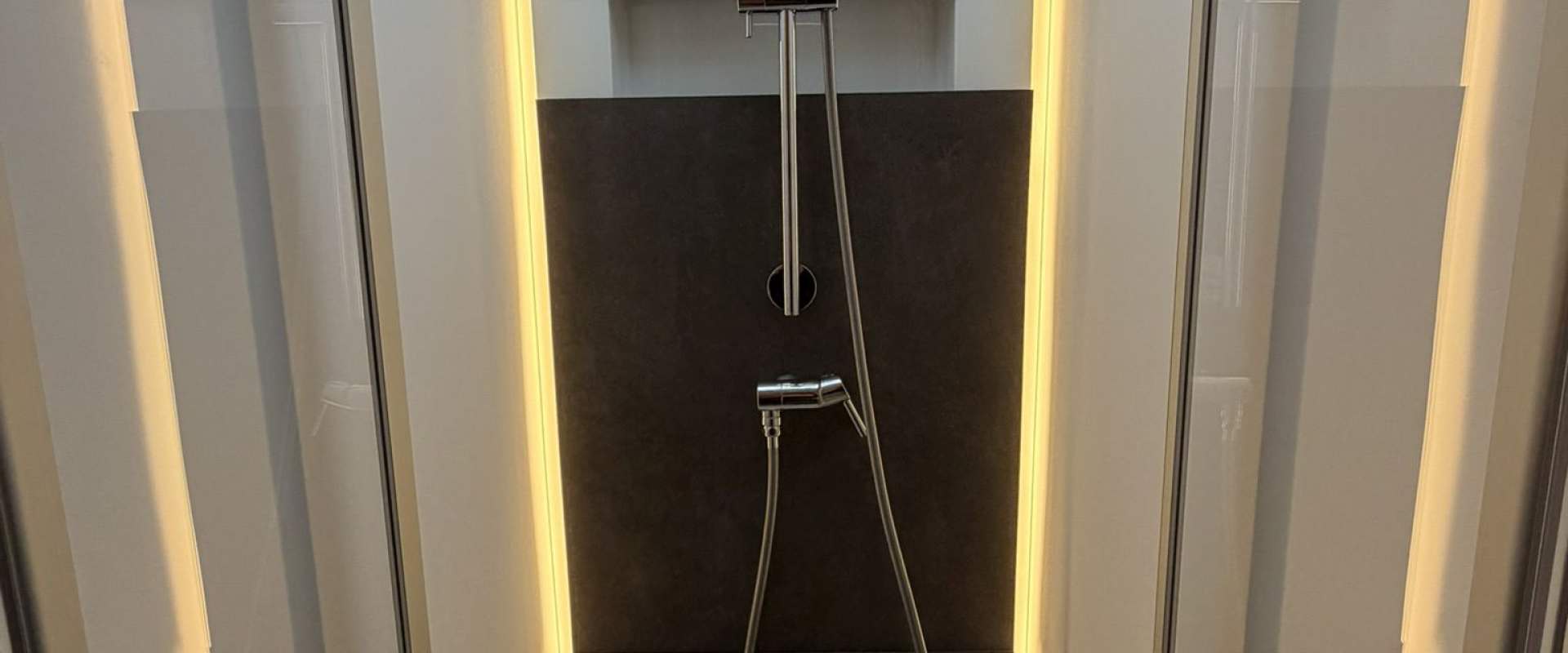 Adria Sonic 700 SL 2026 - Dusche mit indirekter Beleuchtung 