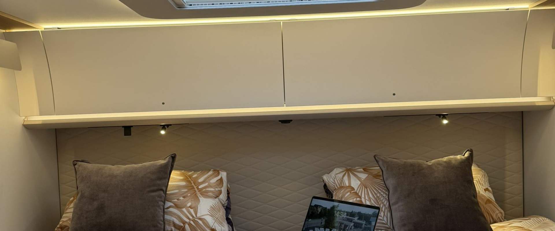 Adria Sonic 700 SL 2026 - Schlafbereich mit Querbett 