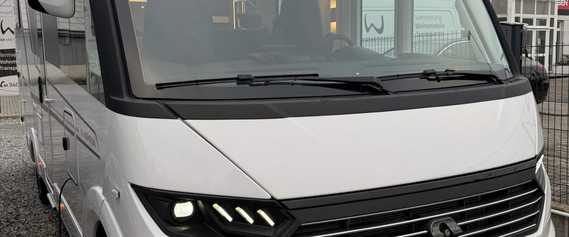 Adria Sonic 700 SL 2026 - Front mit LED Scheinwerfer 